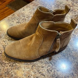 Women’s UGG ankle boots